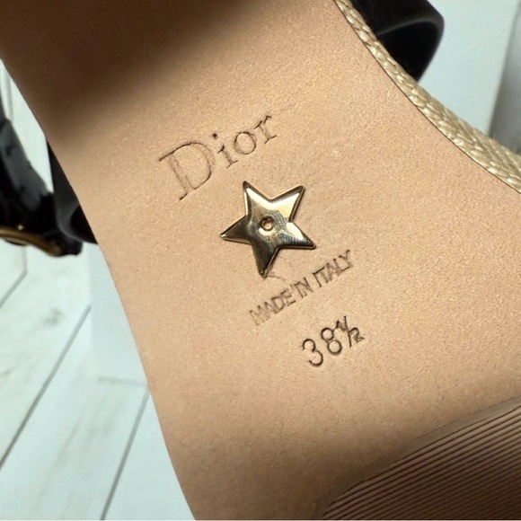 Excellent condition Christian Dior Calfskin Raffia
Embroidered Dway Platform38/5 - Picture 9 of 11
